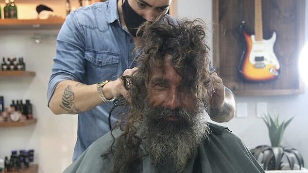 άστεγος-άντρας-μεταμορφώθηκε-από-κομ-61382