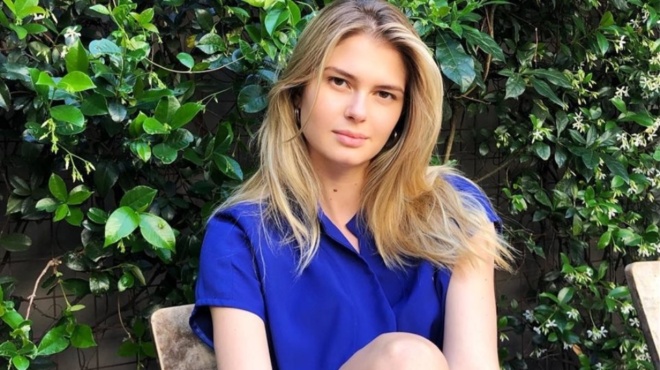 αμαλία-κωστοπούλου-με-stylish-πουλόβερ-η-κόρ-59640