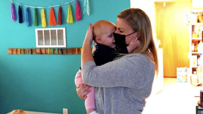 μητέρα-εκπαιδευτικός-στη-σαντορίνη-α-64295