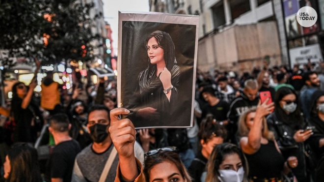 ιράν-γυναίκες-κόβουν-τα-μαλλιά-τους-με-60089