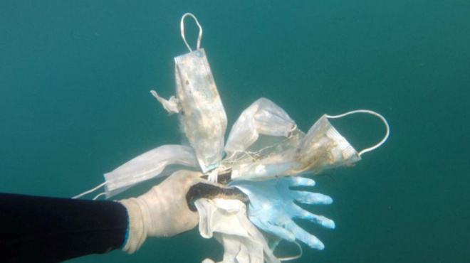 μόλυνση-της-θάλασσας-με-γάντια-και-μάσ-77397