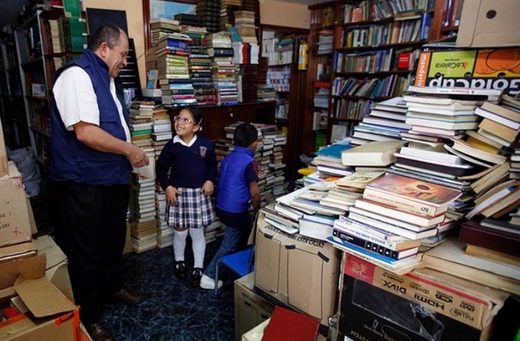 Οδηγός απορριμματοφόρου μάζεψε 25.000 βιβλία από τα σκουπίδια και έφτιαξε βιβλιοθήκη για φτωχά παιδιά