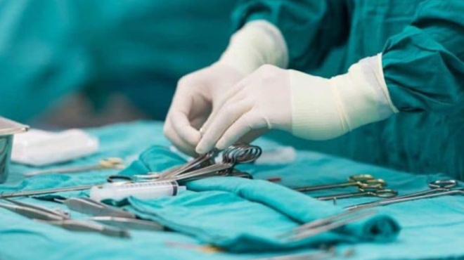 γιατρός-κοιμάται-εξαντλημένος-στο-πά-69740