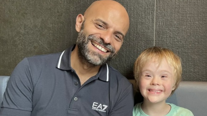 ανύπαντρος-single-πατέρας-υιοθέτησε-κοριτ-65572