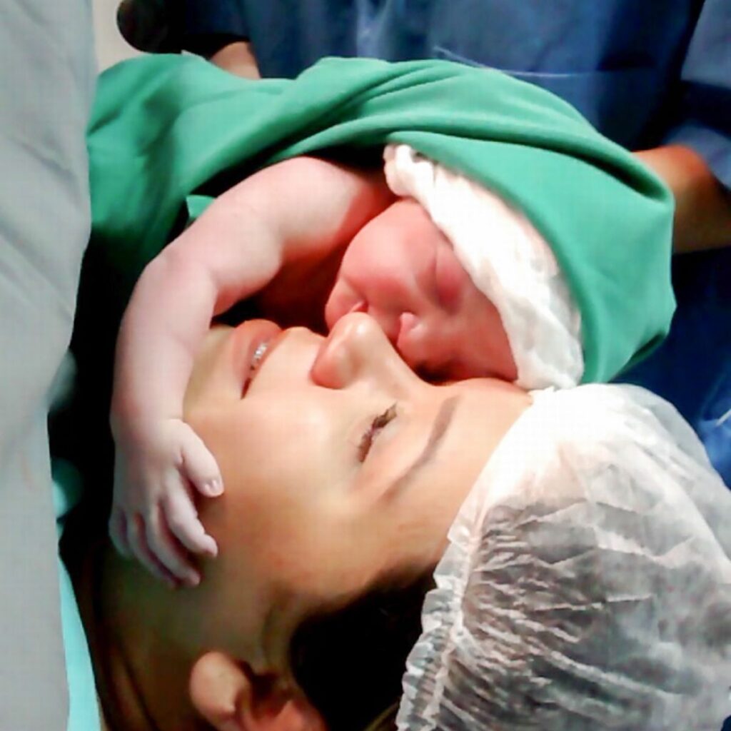 Η δύναμη της αγάπης: Νεογέννητο αγκαλιάζει σφιχτά την μαμά του δευτερόλεπτα μετά την γέννα