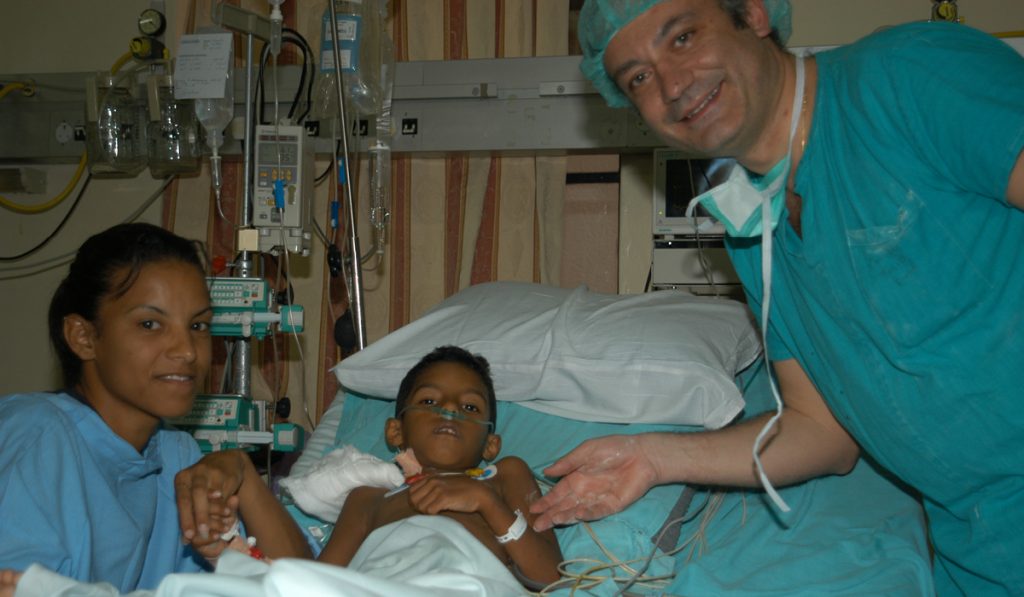 Αυξέντιος Καλαγκός: Ο παιδοκαρδιοχειρουργός που έχει σώσει αφιλοκερδώς, πάνω από 17.000 παιδιά - εικόνα 1