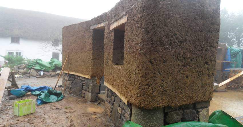 χτίσιμο cob σπιτιού