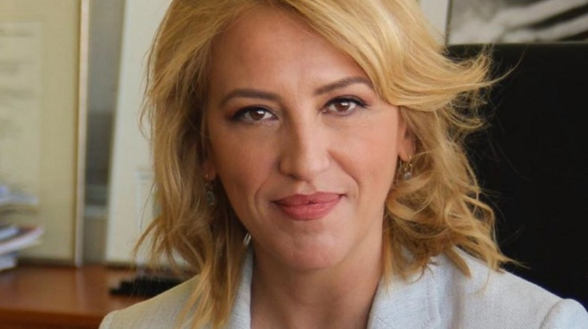 ρένα-δούρου-κόβει-τα-μαλλιά-της-ως-ένδε-67746