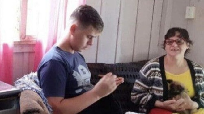 ο-άξιος-νεαρός-που-πλέκει-υφαντά-με-βελ-81979