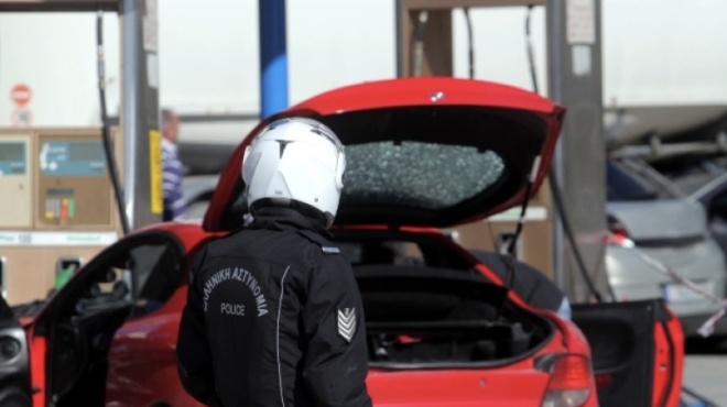 κίνηση-ανθρωπιάς-αστυνομικός-έδωσε-20-ε-80607