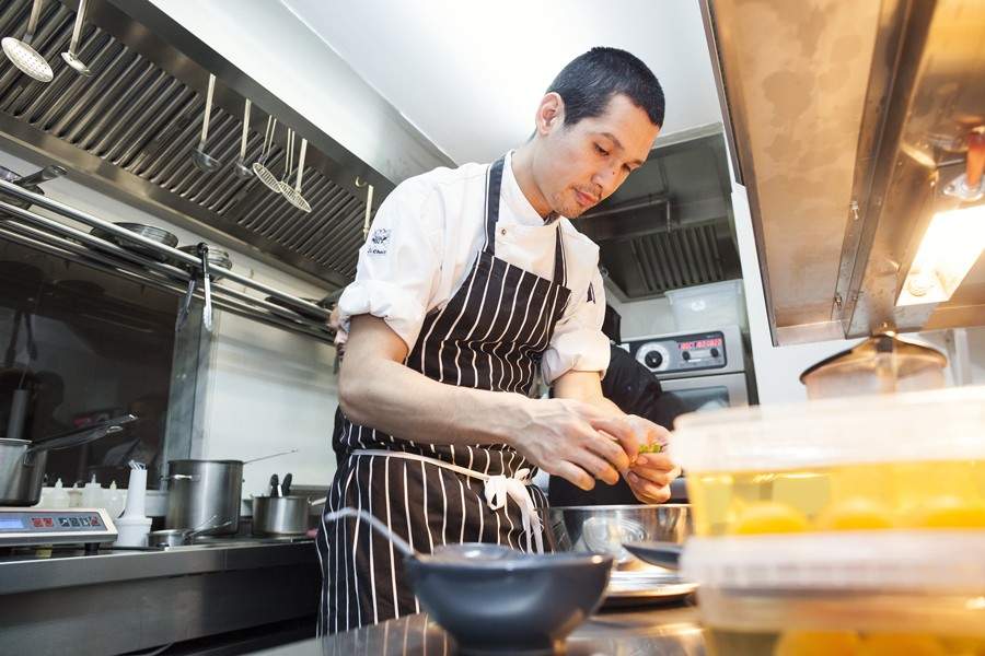 Ο Κοντιζάς μαγειρεύοντας