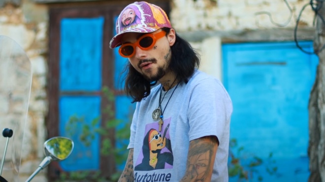 ταλαιπωρημένος-ξανθός-με-κοντό-μαλλί-154536