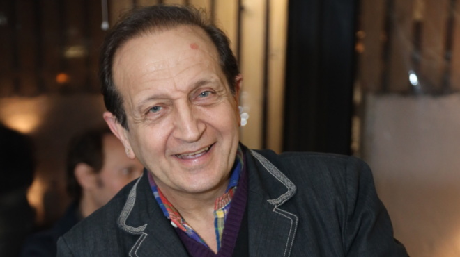 ο-μπιμπίλας-στη-βουλή-αγκαλιά-με-τη-ζωή-160180