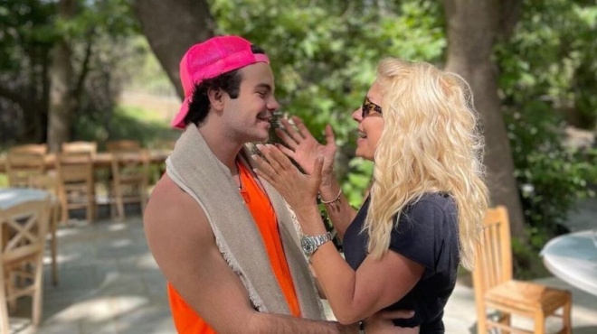 ο-άγγελος-λάτσιος-κρατά-αγκαλιά-την-αδ-187361