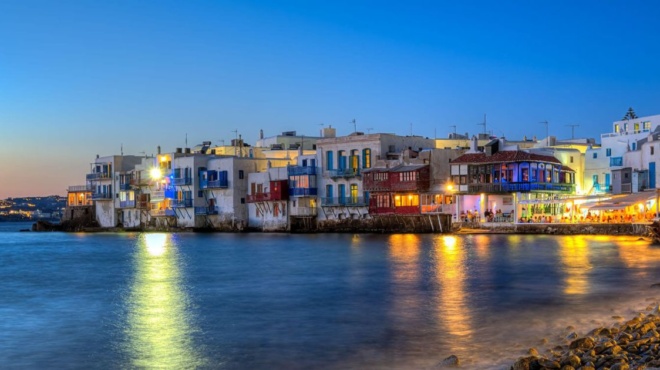 ανάσταση-στη-μύκονο-το-φιλί-του-σρόιτε-191026