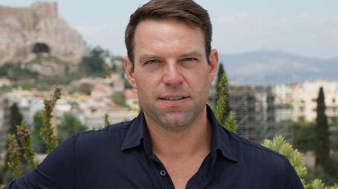 έκανε-χειραψία-με-εργαζόμενη-σκούπισ-193808