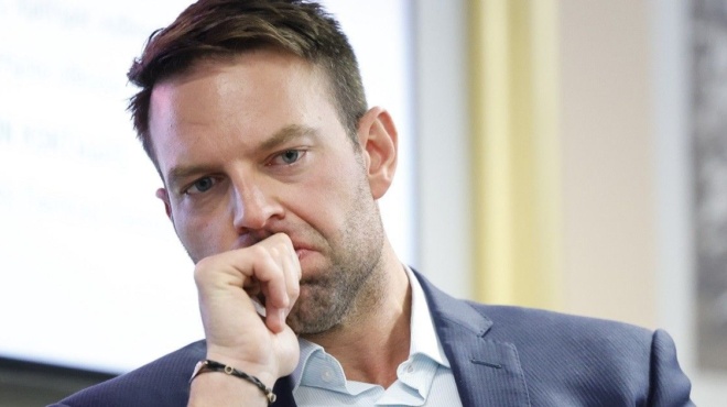 κασσελάκης-πέταξε-το-ακουστικό-κι-έφυ-192351