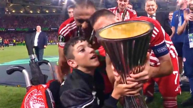 η-κούπα-του-conference-league-στα-χέρια-του-γιαννάκη-h-196488