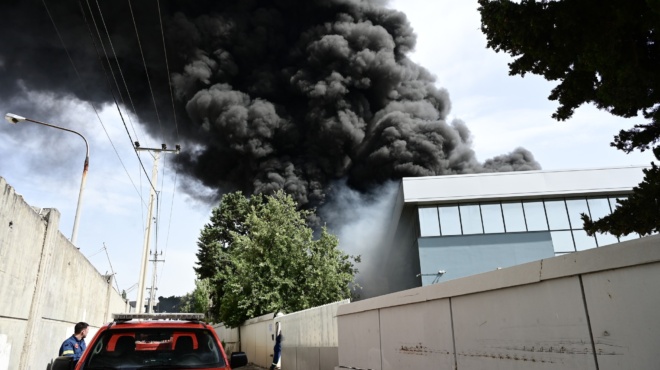 έκτακτο-φωτιά-και-σε-γειτονικό-εργοστ-199426