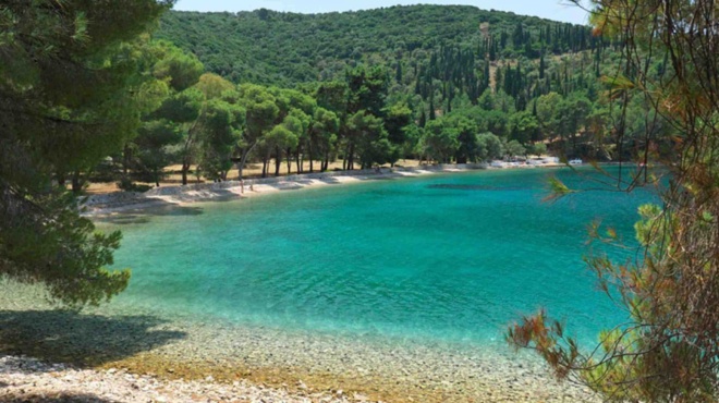 κοσμοπολίτικη-με-καταπράσινα-νερά-κα-201473