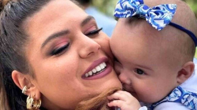 περήφανη-νονά-η-δανάη-μπάρκα-στην-καλα-197901