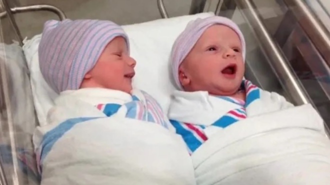 λιώνει-το-διαδίκτυο-δίδυμα-πιάνου-201552