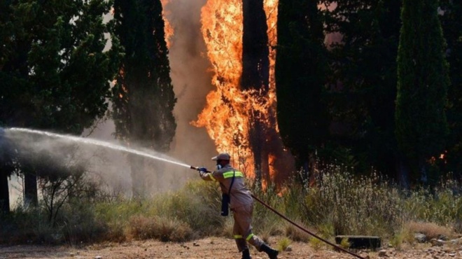 φωτιά-στο-μάτι-καίει-ανάμεσα-σε-σπίτια-201315