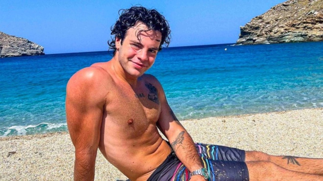 μαυρισμένος-με-μπράτσα-και-κοιλιακού-199872