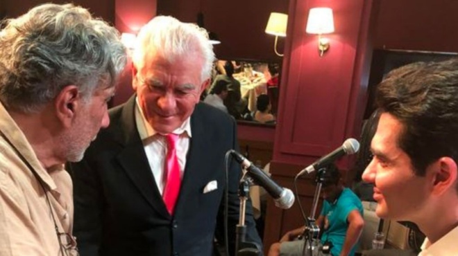 ο-γιώργος-γιαννόπουλος-χειροκροτά-το-199811