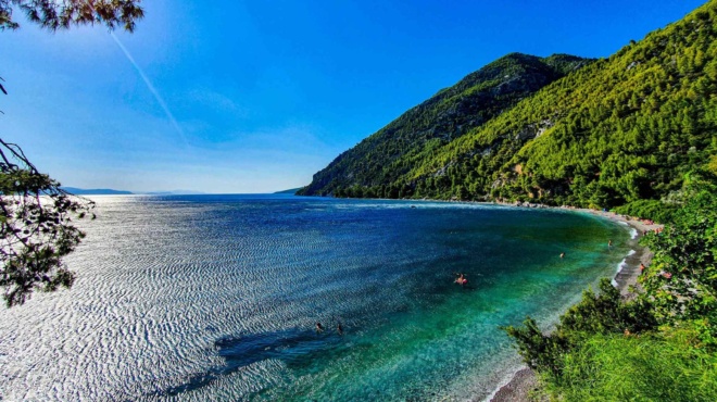 χωμένη-στα-πεύκα-με-σμαραγδένια-νερά-η-197277