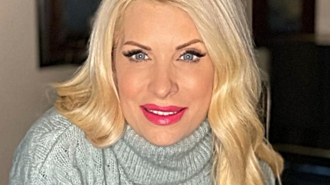 ελένη-μενεγάκη-ποζάρει-μέσα-στο-σπίτι-227620