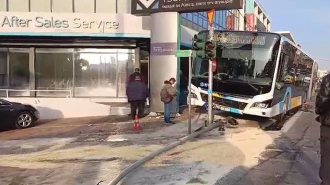 λεωφορείο-προσέκρουσε-σε-φανάρι-στη-μ-237955