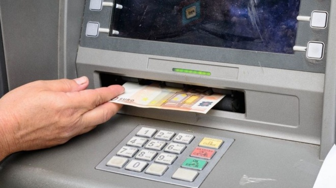 απίστευτο-περιστατικό-atm-πέταγε-50ευρ-244295