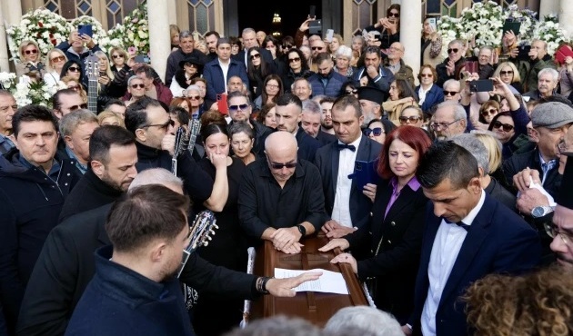 μανώλης-λιδάκης-συγκλονισμένα-τα-αδέ-241508