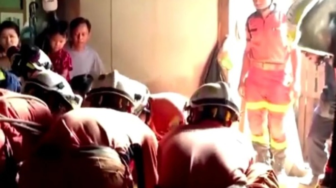 μιανμάρ-άνδρας-βγήκε-ζωντανός-από-τα-ε-244532