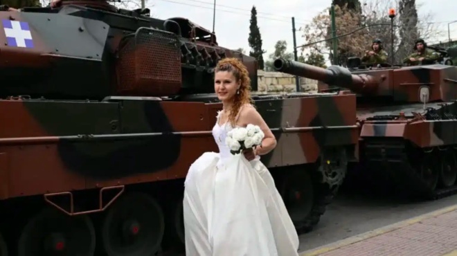 25η-μαρτίου-νύφη-με-ανθοδέσμη-στο-χέρι-π-243957