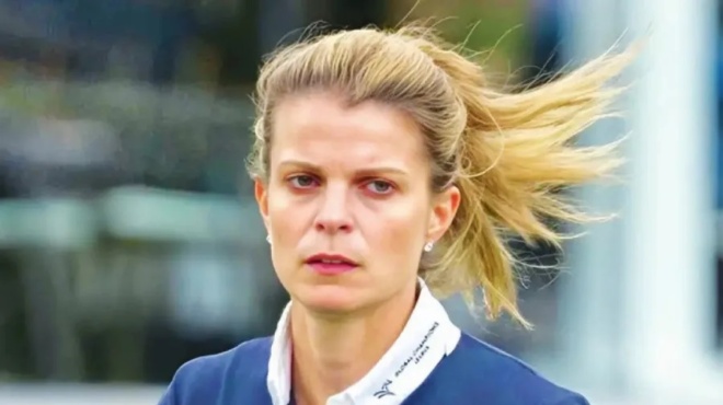 πιο-κούκλα-από-ποτέ-στα-40-της-η-αθηνά-ωνά-244448