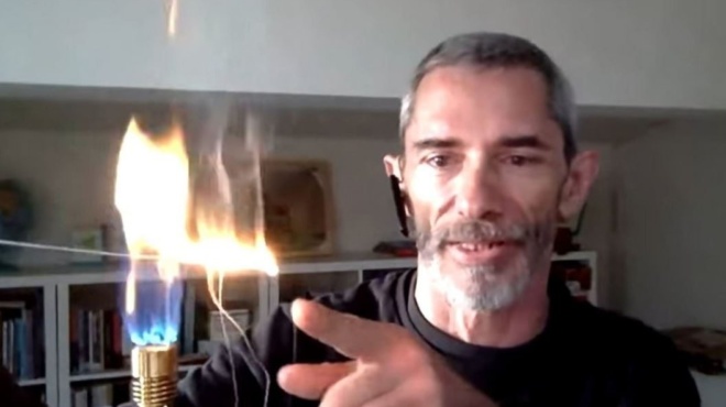 κώστας-λακαφώσης-έκαψε-on-air-έλαια-σιλικό-245729