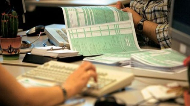 η-μισή-ελλάδα-χρωστάει-στην-εφορία-μ-251585