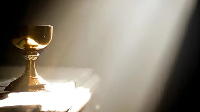 επιτρέπεται-να-κοινωνήσουν-γυναίκες-253942