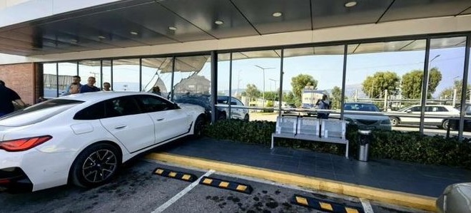 έκτακτο-αυτοκίνητο-έπεσε-σε-τζαμαρία-255857