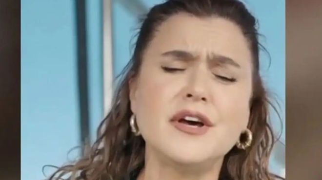 τουρκάλα-τραγουδίστρια-ερμηνεύει-το-258873