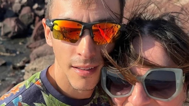 η-σοφία-μουτίδου-ποζάρει-στη-σαντορίν-256676