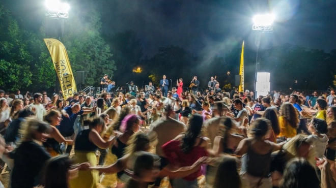 έκλεψε-την-παράσταση-ιερέας-χορεύε-258630