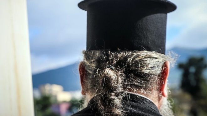 έξαλλη-παπαδιά-τα-έκανε-λαμπόγυαλο-σε-256589