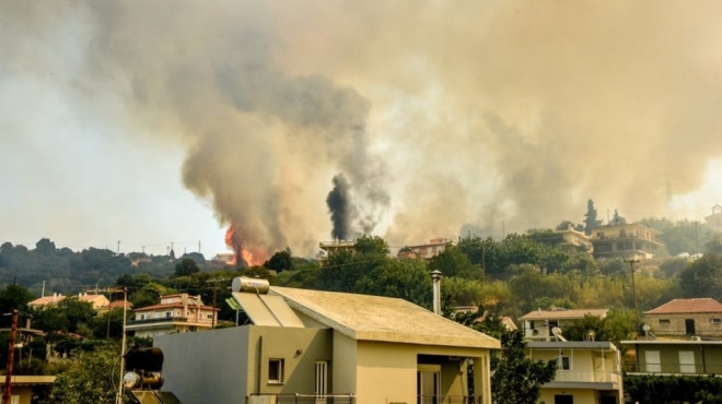 αγριευει-πολυ-η-φωτια-μπηκε-μεσα-στη-257638
