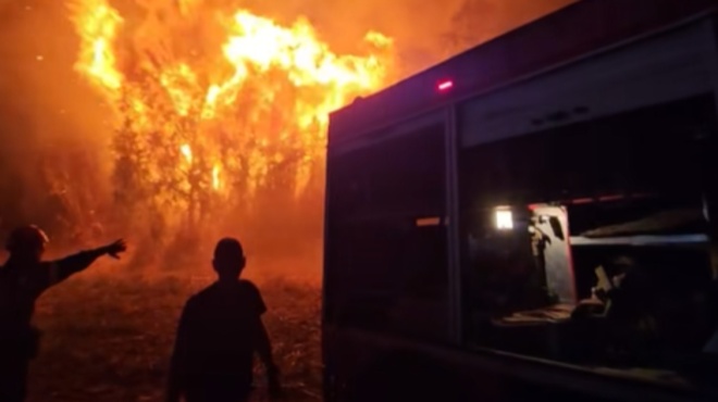 τεράστια-φωτιά-μέσα-στη-νύχτα-261315