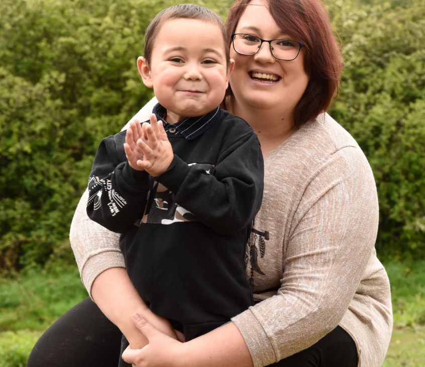 Μπαμπάς δώρισε το νεφρό του στον 4χρονο γιο του και του χάρισε νέα υγιή, δεύτερη ζωή - εικόνα 1