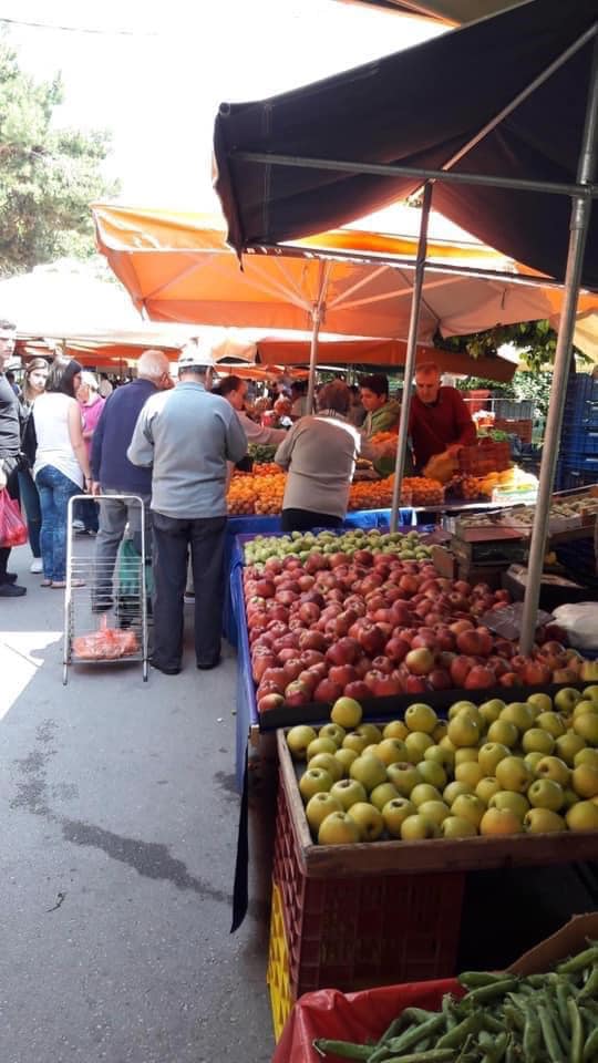Ο πιτσιρικάς της λαϊκής που ξυπνά χαράματα για να βοηθήσει την οικογένειά του - εικόνα 1